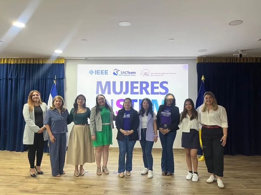 Foto de grupo de Mujeres en STEM